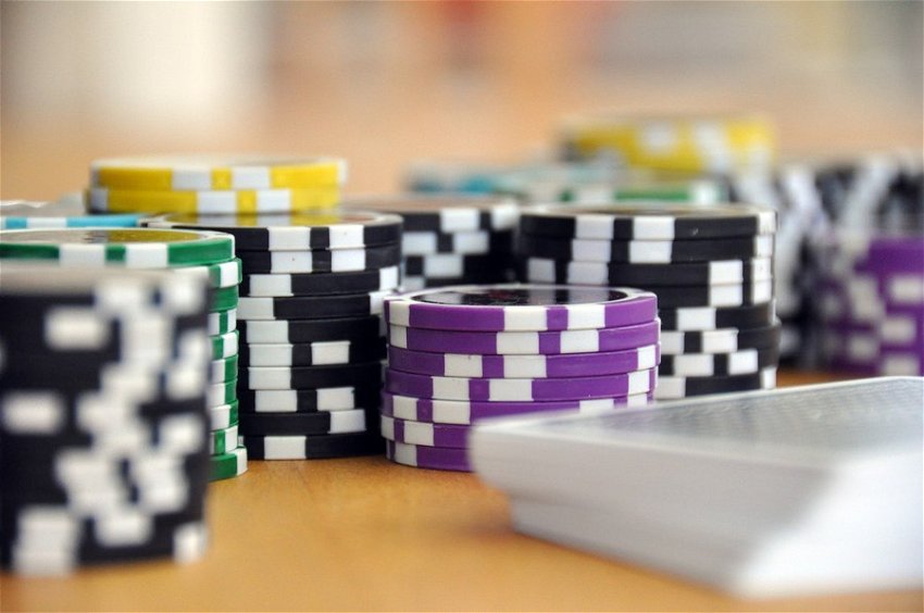 Different Styles Of Poker: Exploring Tight and Loose Play