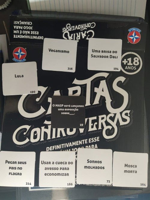 To procurando web amigos pra jogar um jogo, é igual cartas contra a  humanidade, o nome do jogo Caus é pra Android, comenta no meme ou chama  no chat se quiser jogar