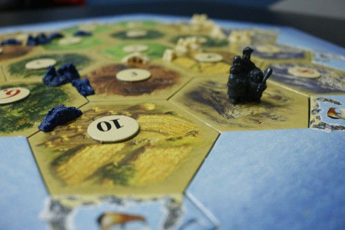 Pensamento estratégico e gestão de recursos no jogo de tabuleiro Catan