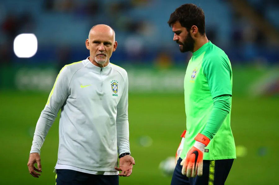 Taffarel ao lado do Goleiro Alisson, durante treinamento da Seleção