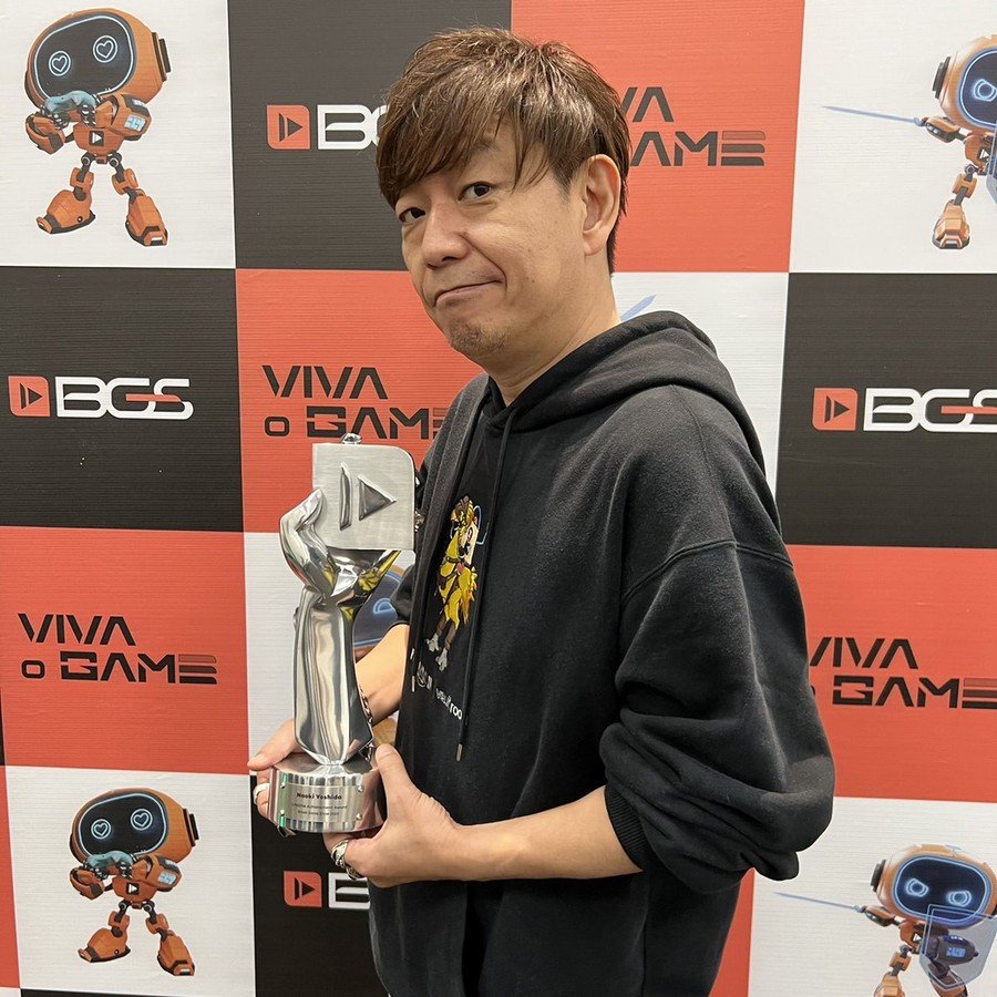 Naoki Yoshida com o prêmio Lifetime Achievement Award, na BGS 2023 / Imagem: Brasil Game Show
