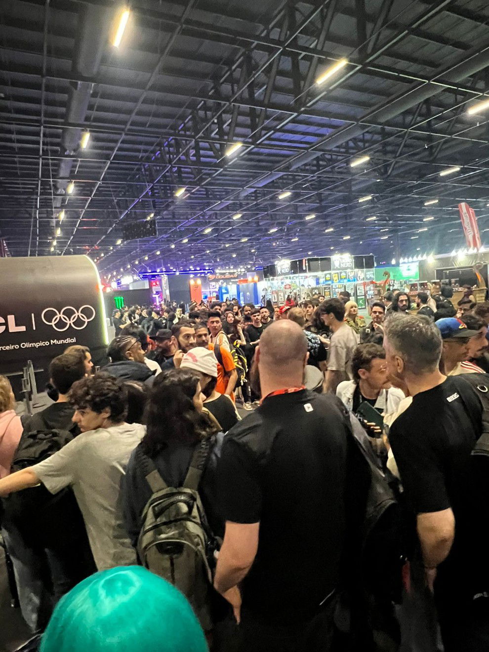 Fãs se aglomeram em frente ao palco do Meet & Greet de Hideo Kojima na BGS 2025 / Imagem: Humberto Romeu