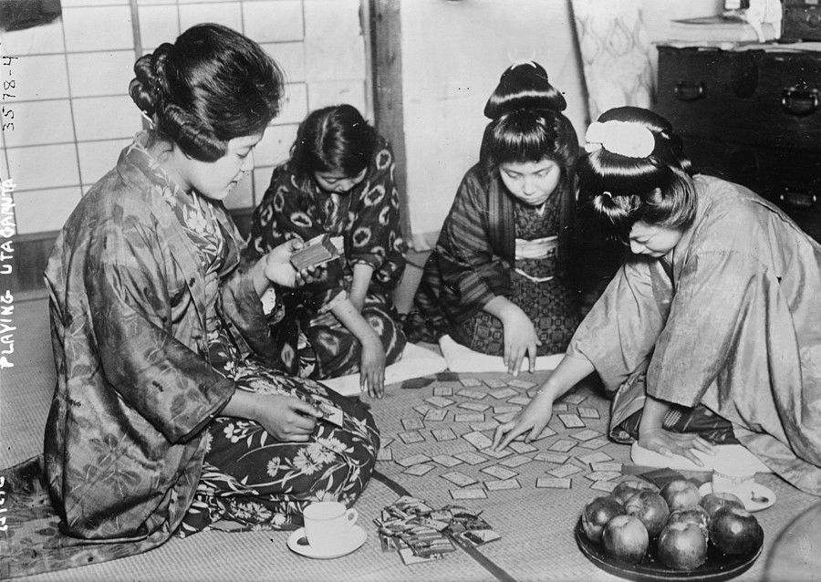 Um grupo de mulheres jogando Karuta