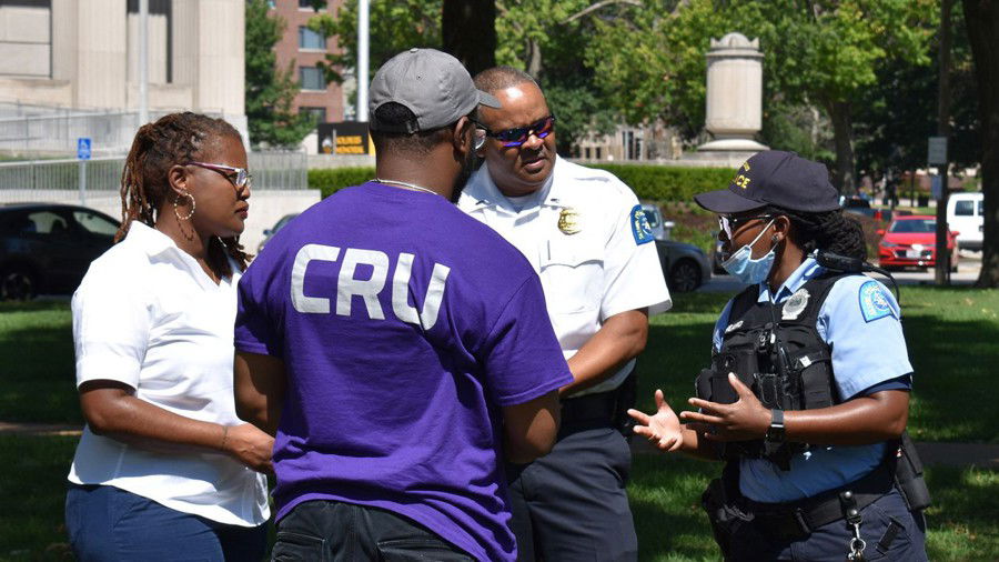Um clínico da CRU auxiliando a polícia metropolitana de St. Louis