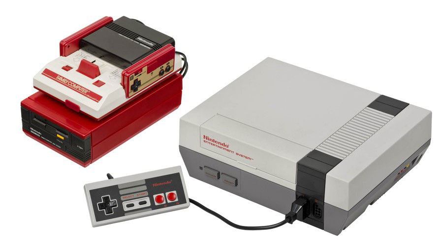 Da esquerda para direita: FAMICOM Disk System e o Nintendo Entertainment System